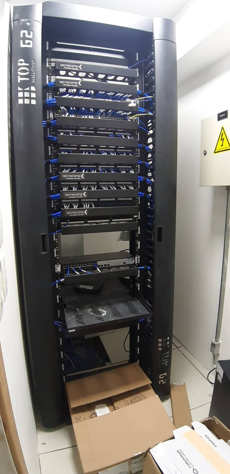 Rack técnico com equipamentos eletrônicos