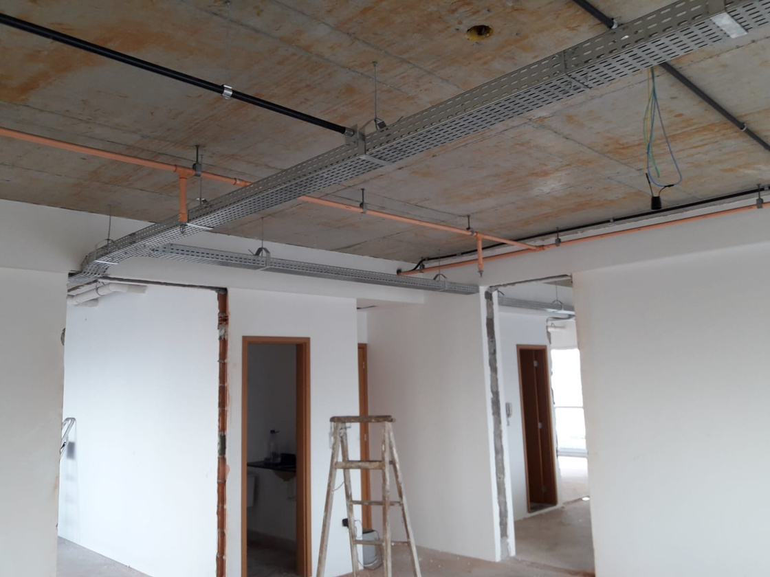 Infraestrutura em obra para instalação técnica
